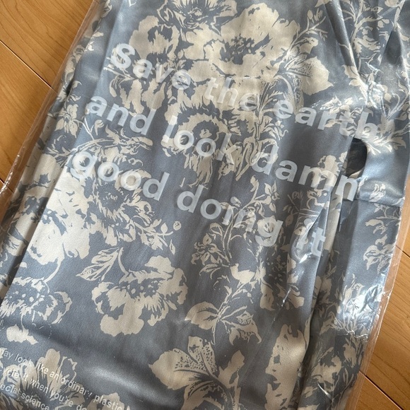 NEW Reformation Frankie Silk Dress in Porcelain Blue Floral |  size 2 - Picture 4 of 12